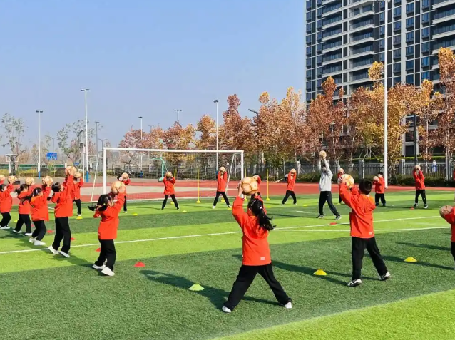 作息优化构成热身—练习—团体激活—讲堂学习的完整链条