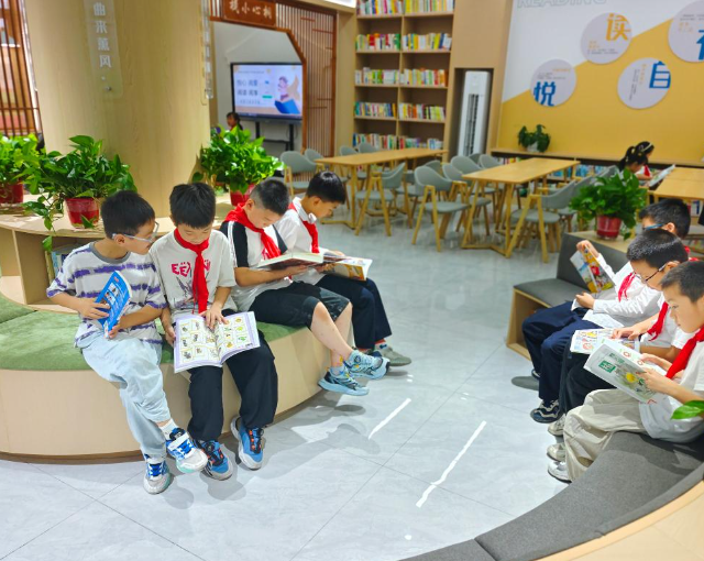 终于近距离才智了人工智能的技能小学的校园里孩子们欢呼雀跃