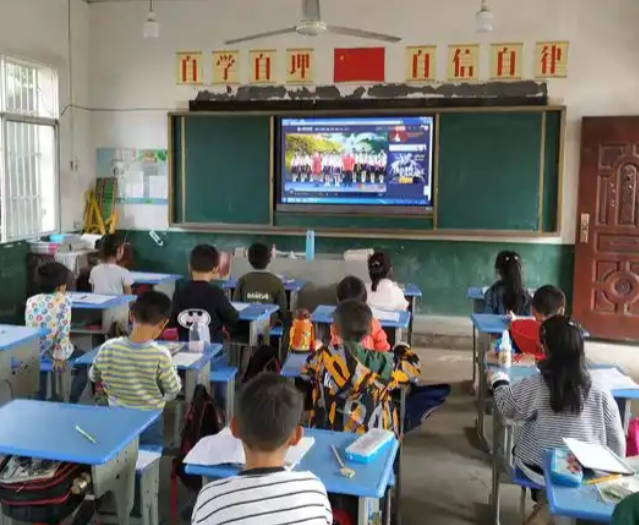这组多轮对话发生在一所牧区村庄小学的科学教育讲堂上