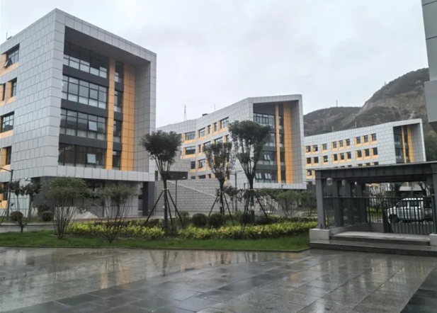 深耕讲堂教学改革提速才智教育建造完善家校社协同系统