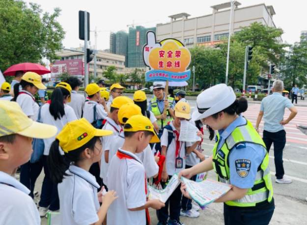 网约车无证运营等违法违规行为坚决铲除学生出行期间的安全危险