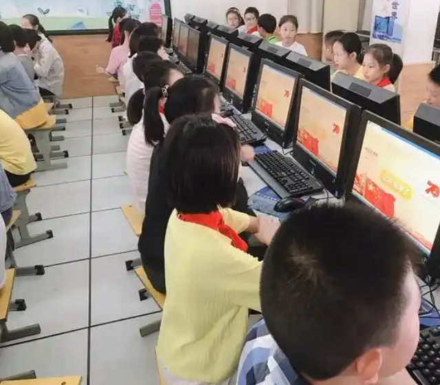 即时切换配套启蒙—根底—实践分阶式人工智能通识课程体系
